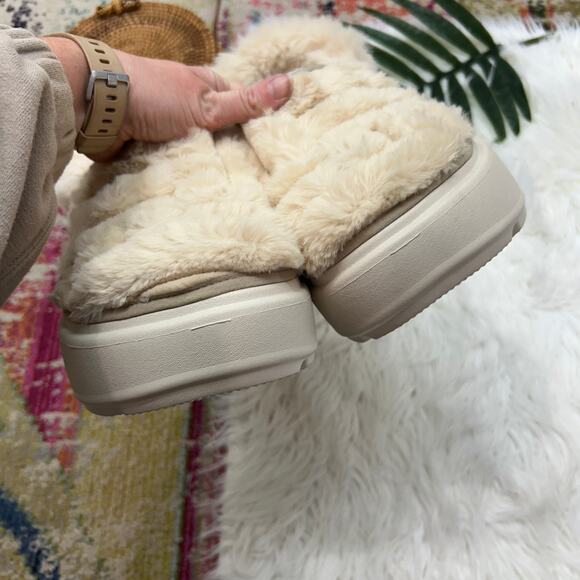 NEW CROCS Cream Plush Stomp Lined Quilted Clogs in Stucco Mens 9 Womens 11 - Picture 3 of 9